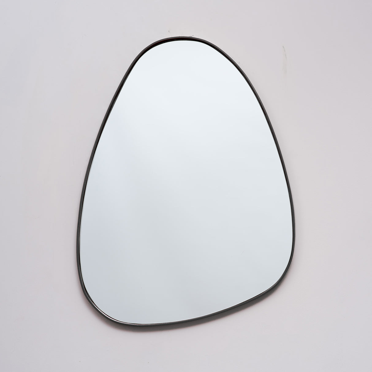 Espejo Visee Asimétrico Negro 60x80cm con Marco Metálico - Espejos Decorativos | Bylmo