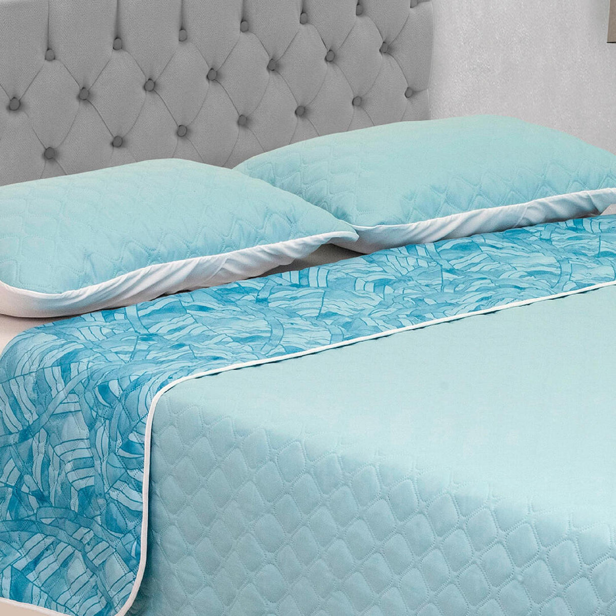 Cubrelecho Doble Faz Barcelona Azul Claro Para Cama King 200 X 200 Cm de Hojas - Tendidos y Cubrelechos | Bylmo