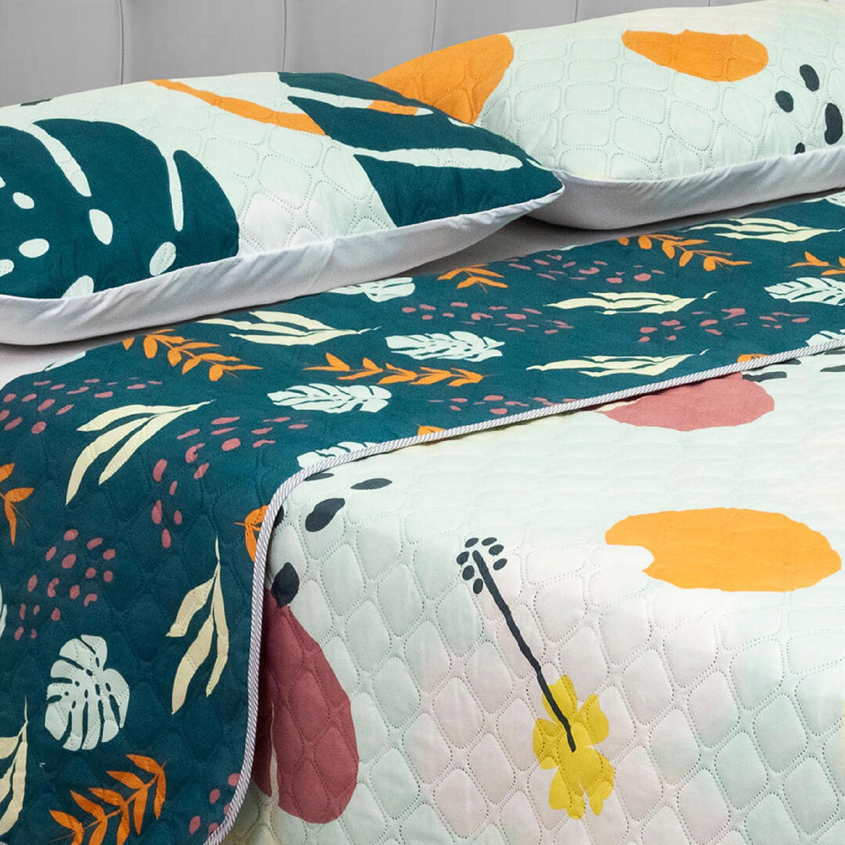 Cubrelecho Doble Faz Style Verde Militar y Menta Para Cama Queen 160 X 190 Cm de Hojas Con Círculos - Tendidos y Cubrelechos | Bylmo