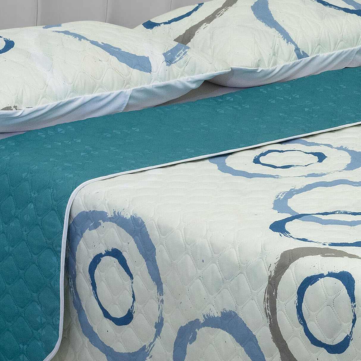 Cubrelecho Termosellado Blanco y Verde Oscuro 140x190cm Doble Faz de Triangulos - TENDIDOS Y CUBRELECHOS | Bylmo