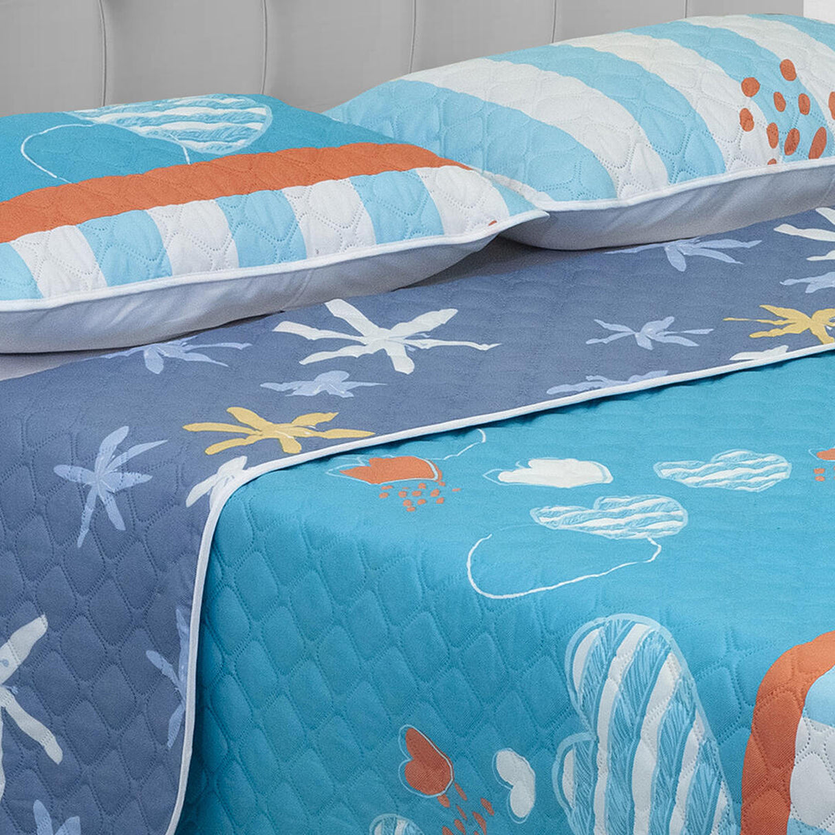Cubrelecho Termosellado Azul 140x190cm Doble Faz de Corazones - TENDIDOS Y CUBRELECHOS | Bylmo