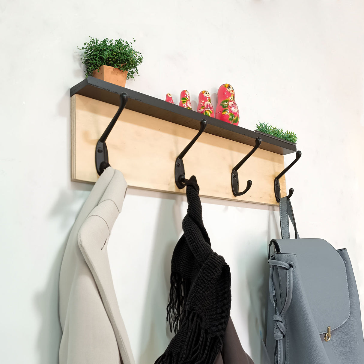 Perchero Moss Madera Natural y Negro 45x11.2cm de Pared con Cuatro Ganchos - PERCHEROS | Bylmo