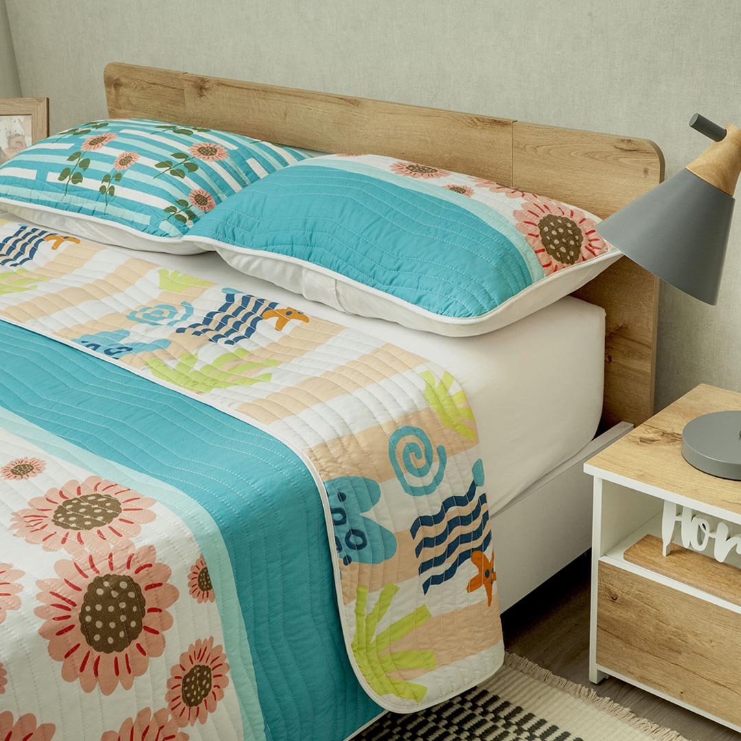 Cubrelecho Verano Eterno Azul y Blanco para Cama Sencilla 100 X 190 Cm Prensado de Flores - TENDIDOS Y CUBRELECHOS | Bylmo