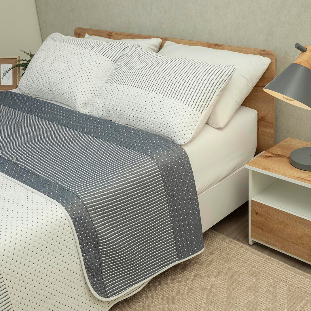 Cubrelecho Doble Faz Trama Arena Azul y Blanco para Cama Queen 160 X 190 Cm Prensado Fondo Entero - TENDIDOS Y CUBRELECHOS | Bylmo