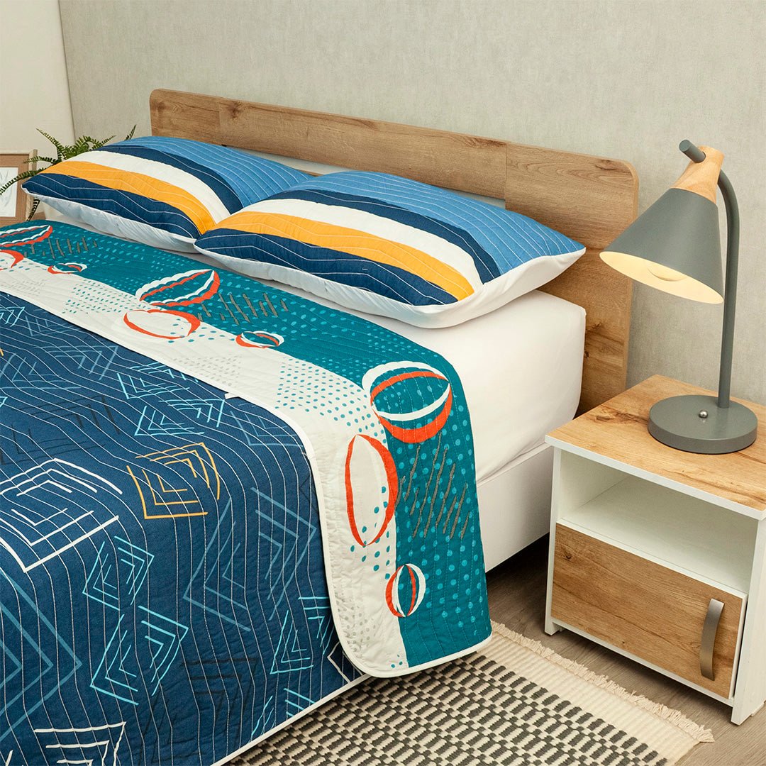 Cubrelecho Termosellado Giro Magnético Azul Oscuro y Blanco para Cama Semidoble 120 X 190 Cm Prensado de Figuras - TENDIDOS Y CUBRELECHOS | Bylmo