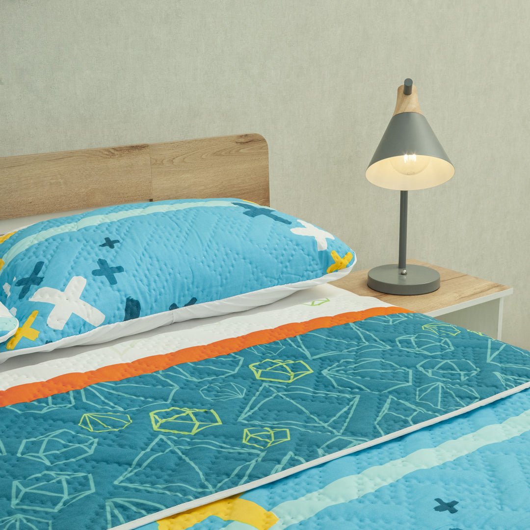 Cubrelecho Doble Faz Código X Urban Blanco y Azul para Cama Doble 140 X 190 Cm Prensado de Figuras - TENDIDOS Y CUBRELECHOS | Bylmo