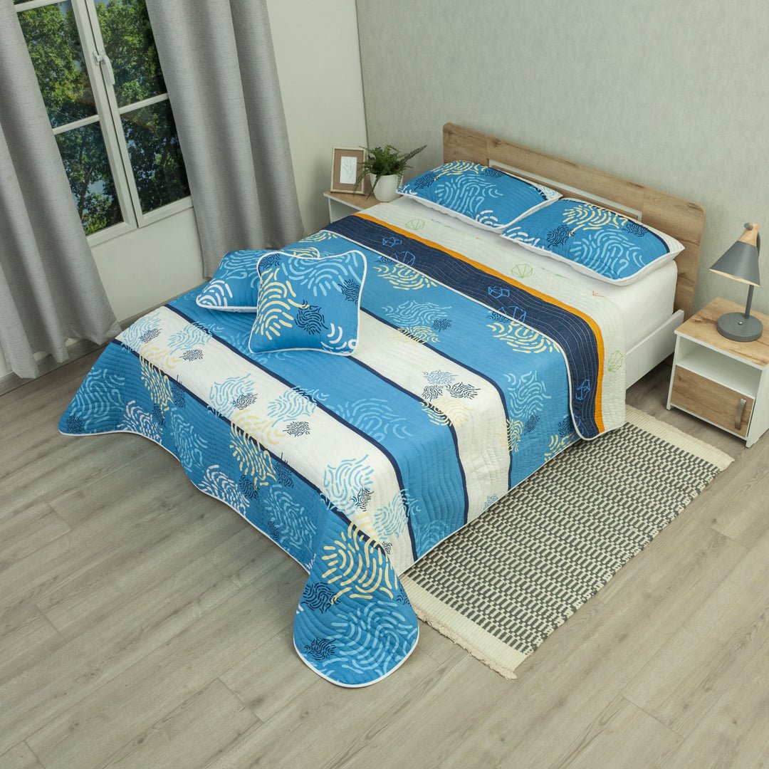 Cubrelecho Versos Cruzados Blanco y Azul para Cama King 200 X 200 Cm Prensado de Lineas Ondulantes - TENDIDOS Y CUBRELECHOS | Bylmo