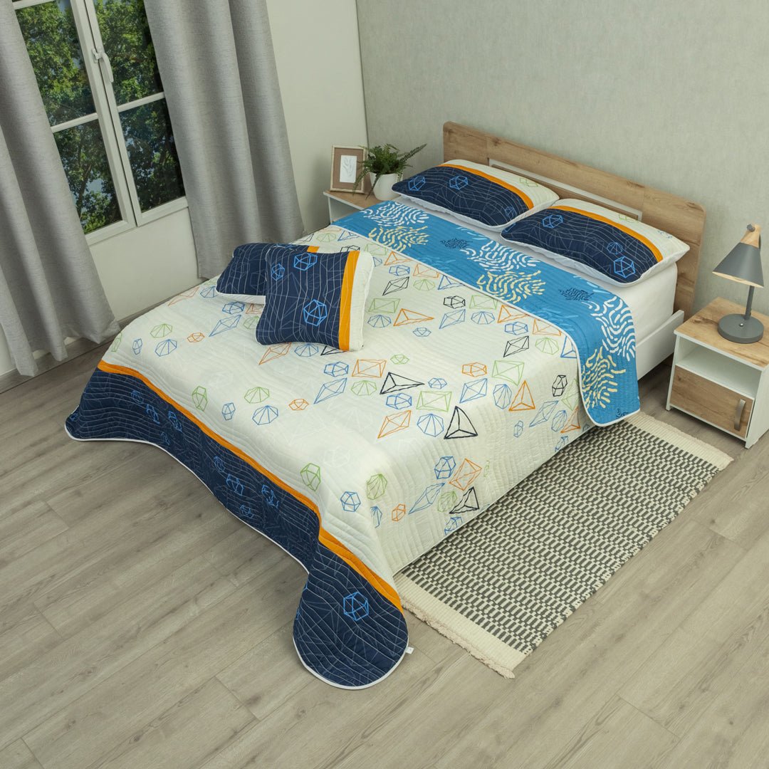 Cubrelecho Versos Cruzados Blanco y Azul para Cama King 200 X 200 Cm Prensado de Lineas Ondulantes - TENDIDOS Y CUBRELECHOS | Bylmo