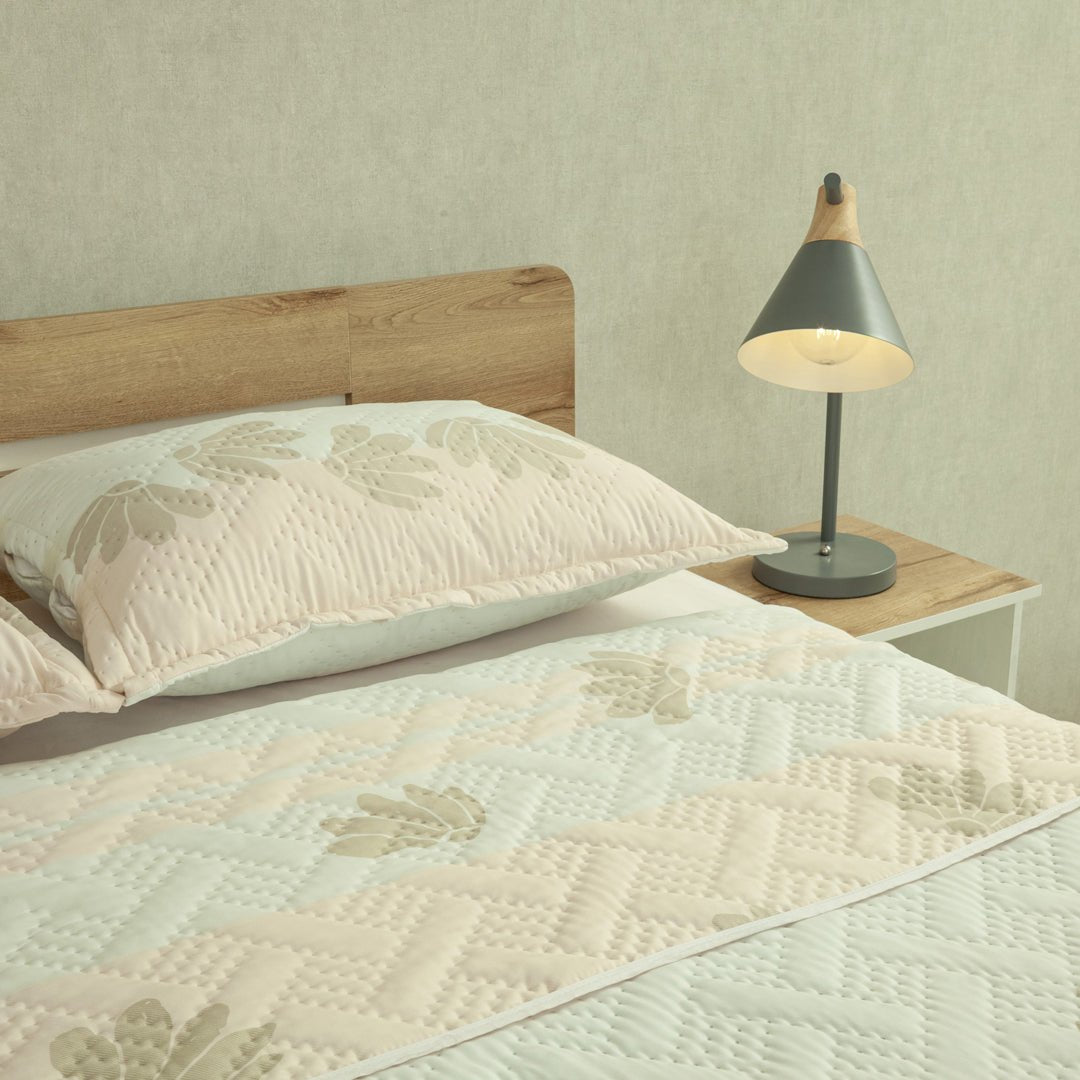 Cubrelecho Doble Faz Style Encato PAstel Rosa Claro y Blanco para Cama Queen 160 X 190 Cm de Hojas - TENDIDOS Y CUBRELECHOS | Bylmo