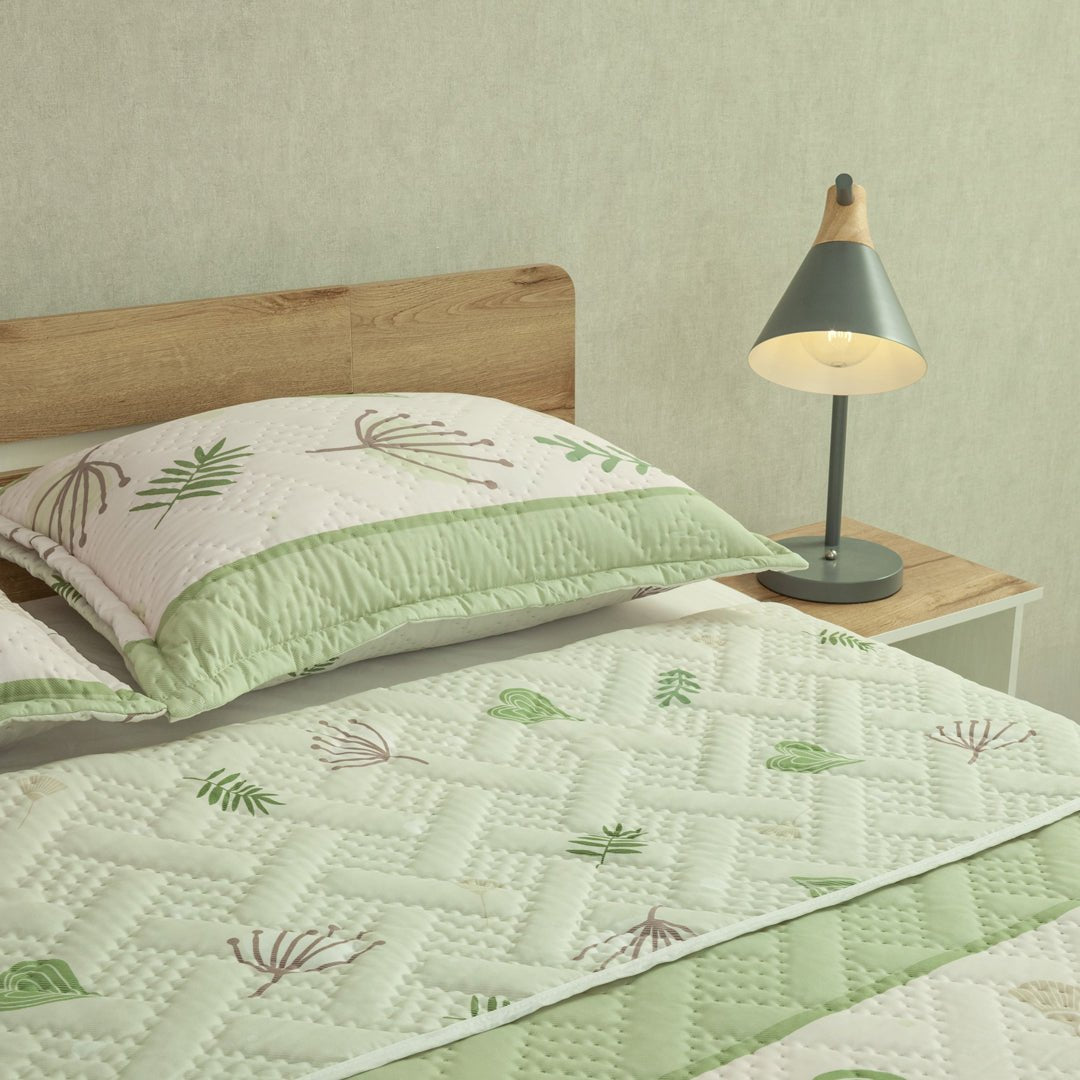 Cubrelecho Doble Faz Style Aura Natural Blanco y Verde Claro para Cama Queen 160 X 190 Cm de Hojas - TENDIDOS Y CUBRELECHOS | Bylmo