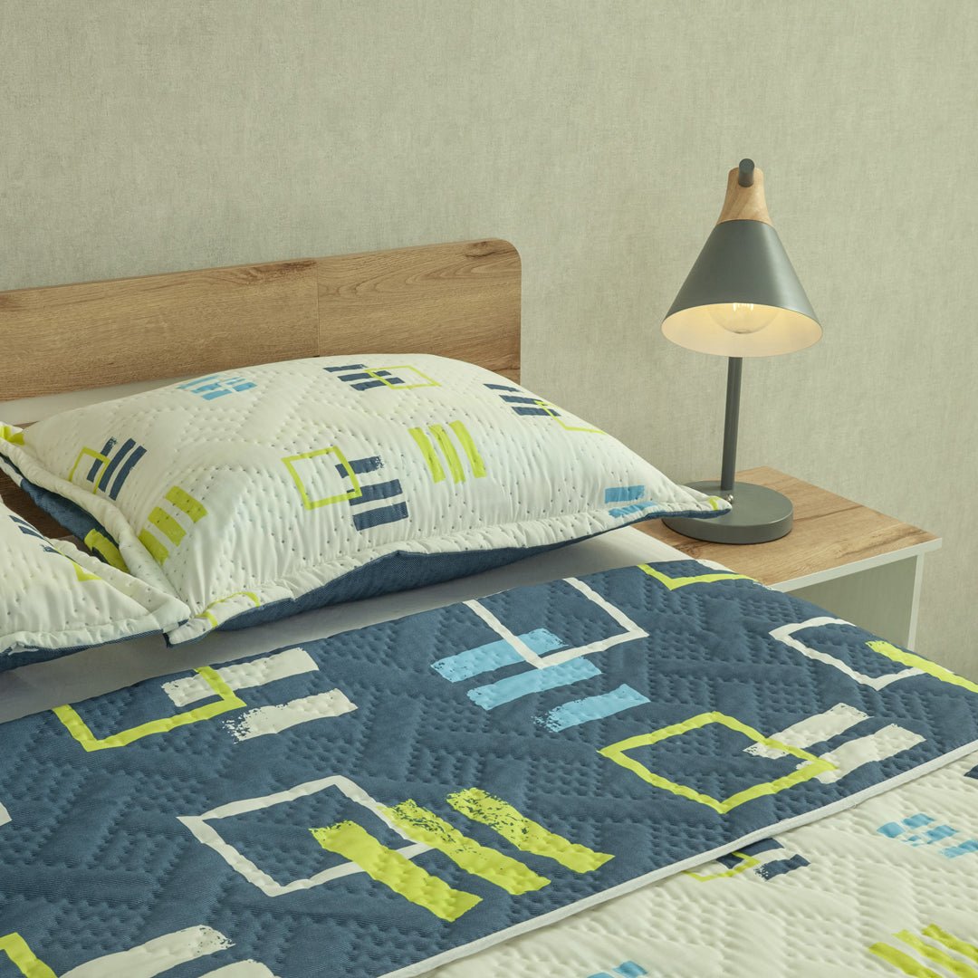 Cubrelecho Doble Faz Style Ritmo Metropolitano Blanco y Azul Oscuro para Cama King 200 X 200 Cm de Cuadrados Con Lineas - TENDIDOS Y CUBRELECHOS | Bylmo