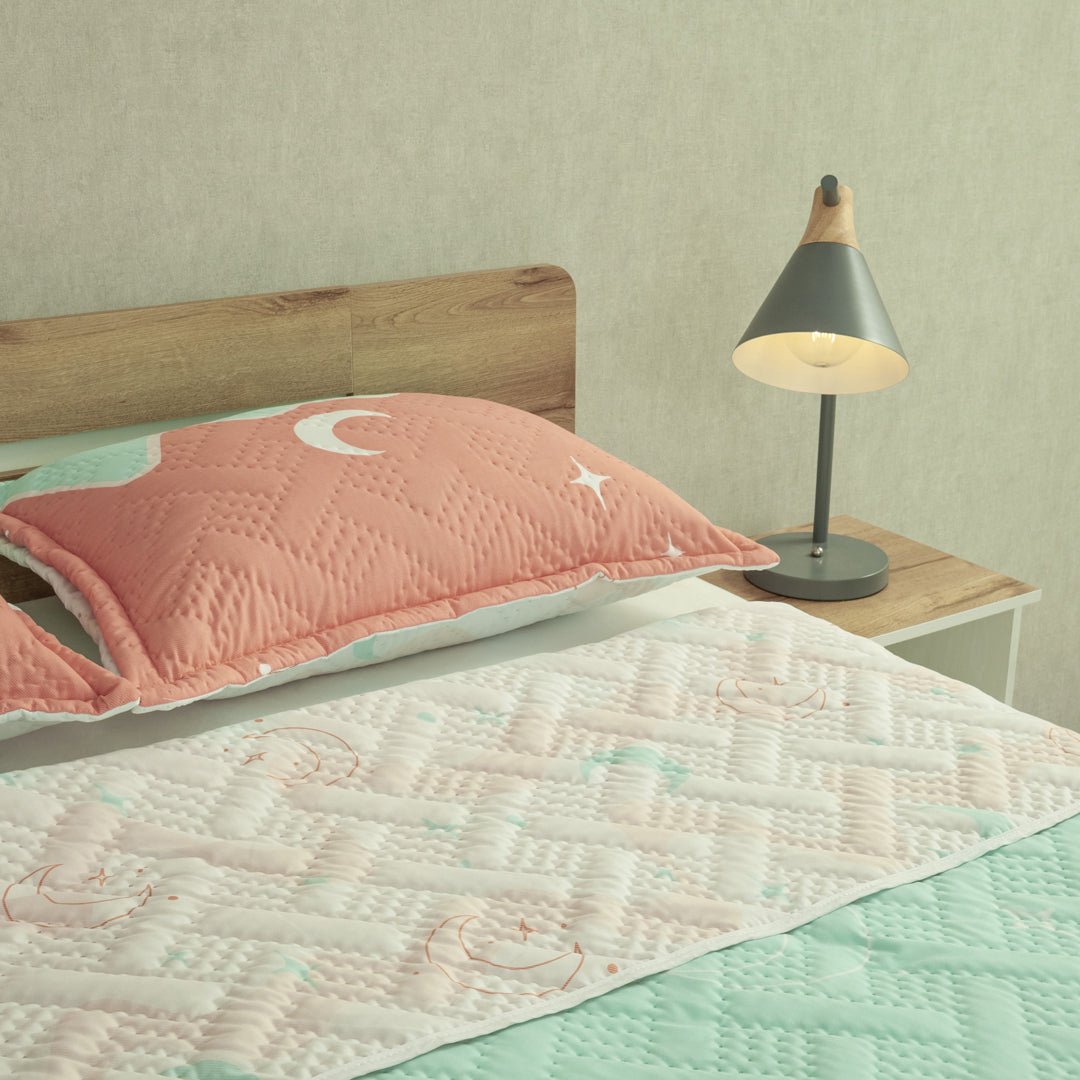 Cubrelecho Doble Faz Style Sueño Lunar Rosado Claro y Naranja Claro para Cama Semidoble 120 X 190 Cm de Lunas - TENDIDOS Y CUBRELECHOS | Bylmo
