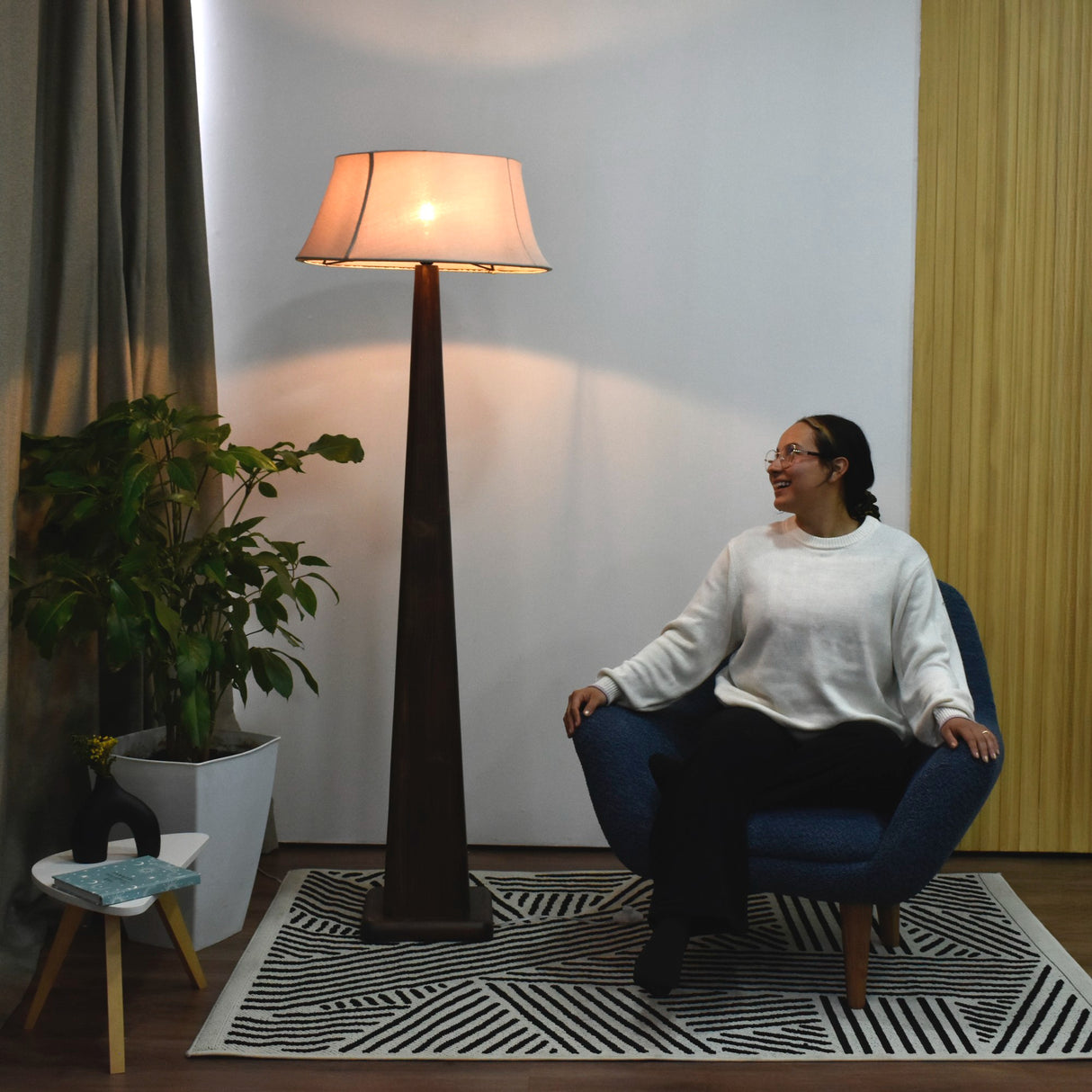 Lámpara de Piso Okasaki Matiz Caoba y Champagne 56x170cm de Pedestal Para Un Foco Led sin Bombillo - LAMPARAS DE PISO | Bylmo