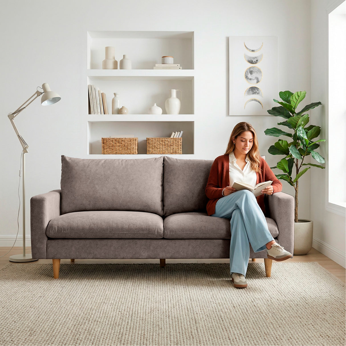 Sofá Taupe y Matiz Caoba 195x93cm de Tres Puestos con Apoya Brazos y con Patas
