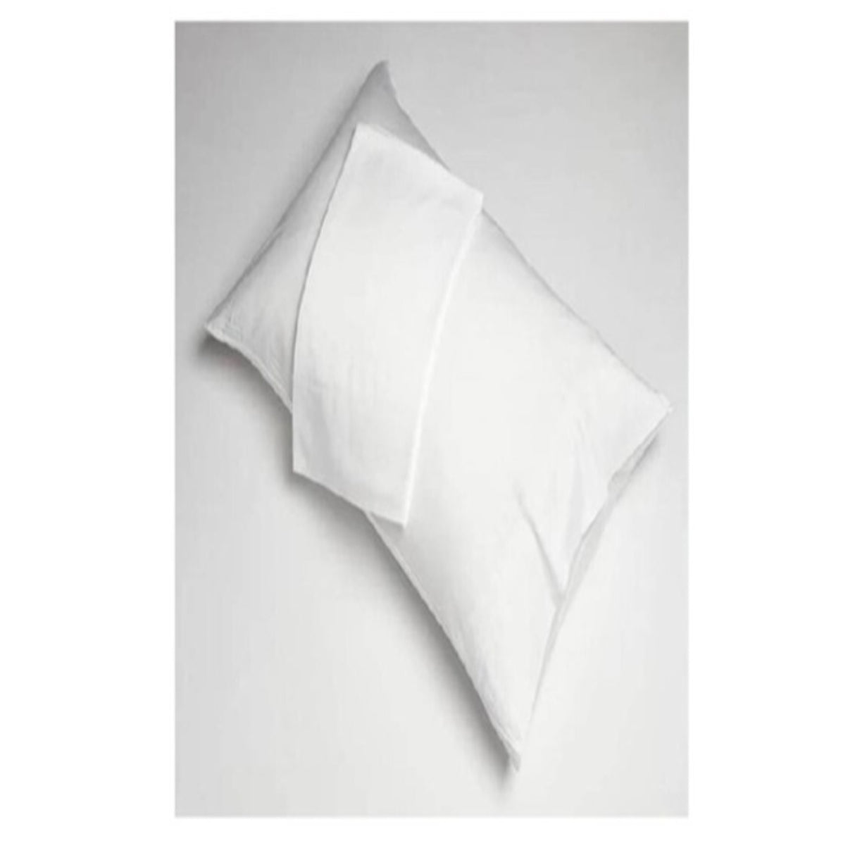 Combo Almohada Blanco 50x90cm con Relleno de Fibra Siliconada de Firmeza Suave con Funda Antifluido