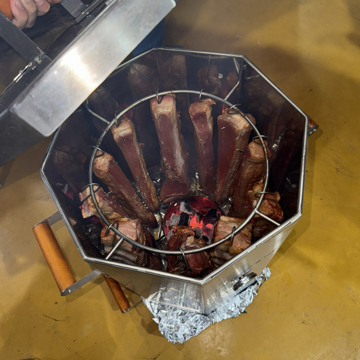 Barril Asador Regulable Plateado 43x78cm de 30 Libras con Termómetro y Control de Ventilación