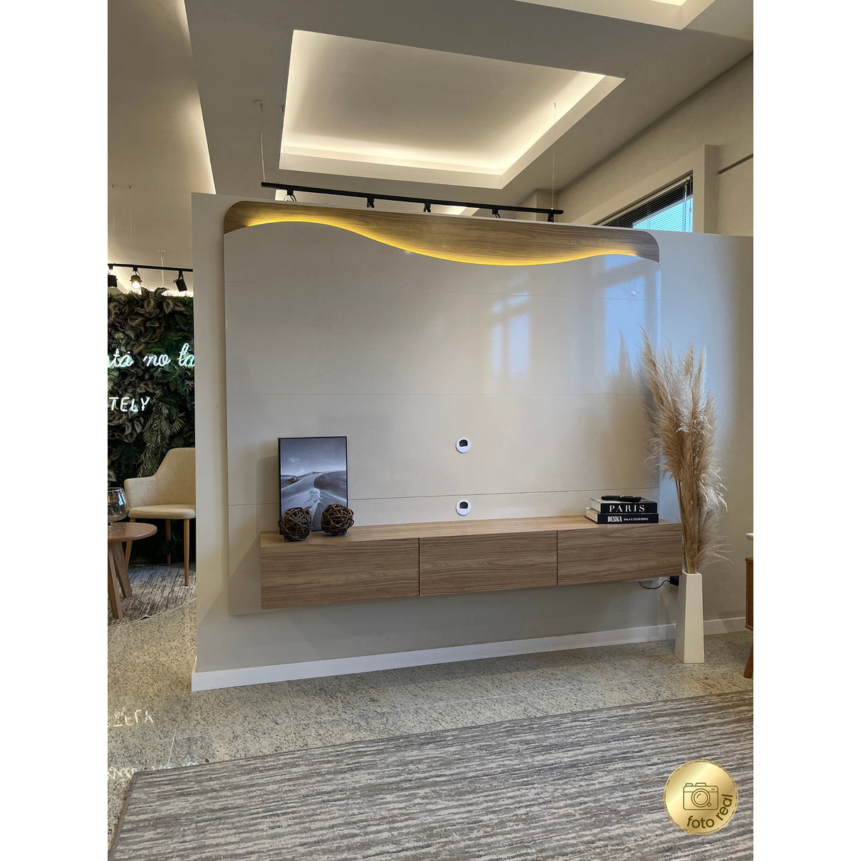 Panel de TV Vivaldi Beige Neutral y Café Claro 200x168cm para TV Hasta 75" Pulgadas con Tres Cajones y con Ranura para Cables