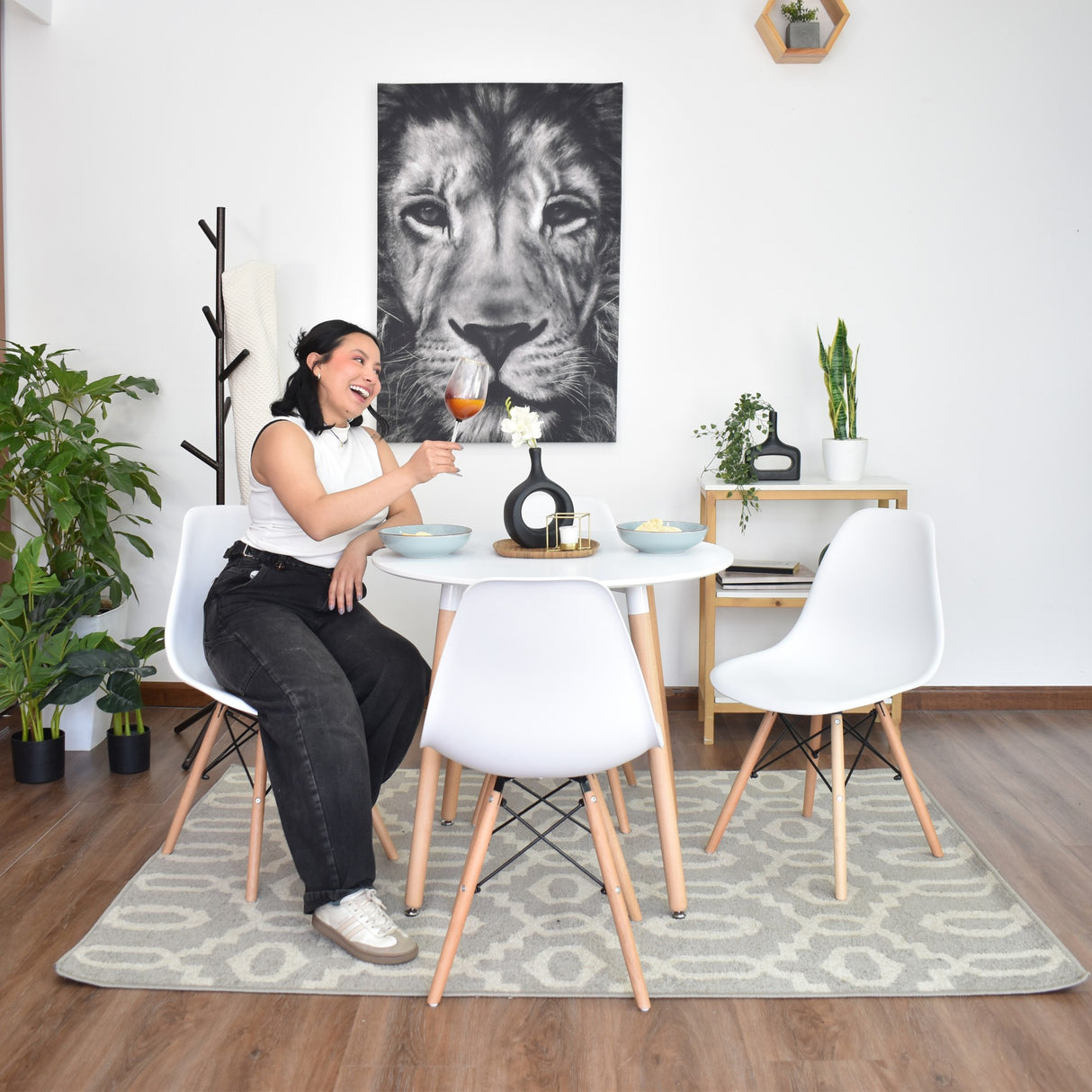 Juego de comedor Banfield Blanco y Matiz Natural 80x74cm Circular de Patas Cuatro Puestos con Cuatro Sillas