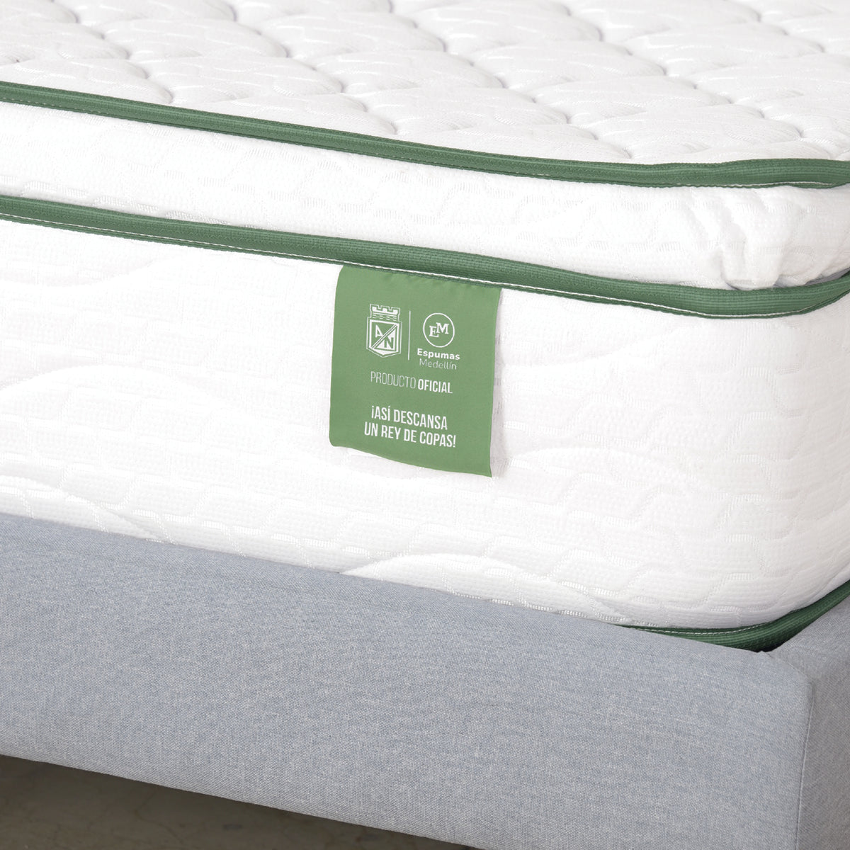 Colchón Atletico Nacional Basic Blanco y Verde Queen 160 X 190 Cm Hipoalergénico con Pillow Sencillo y Firmeza Adaptable