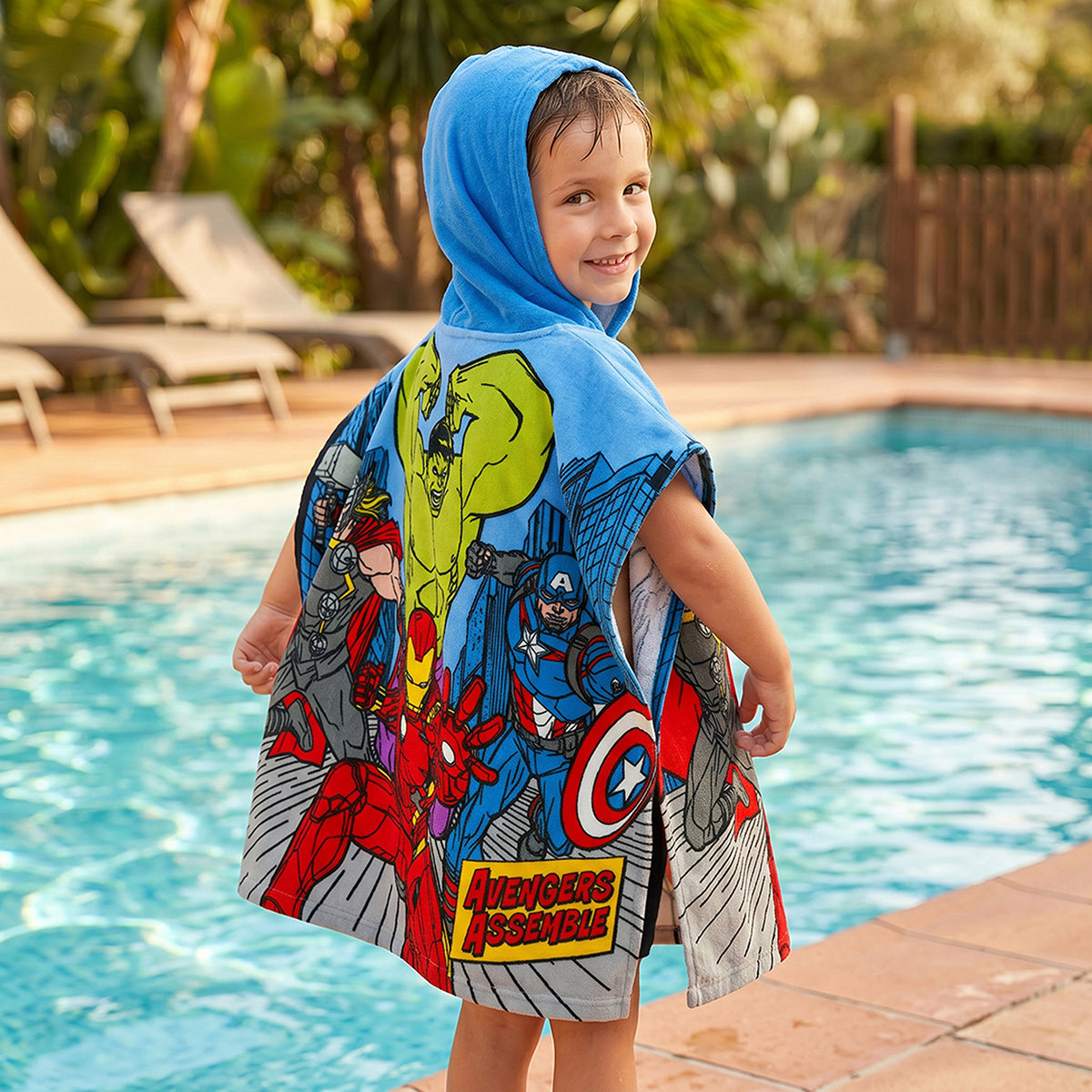 Toalla infantil con capucha azul Avengers con capucha en algodón 60x120 cm