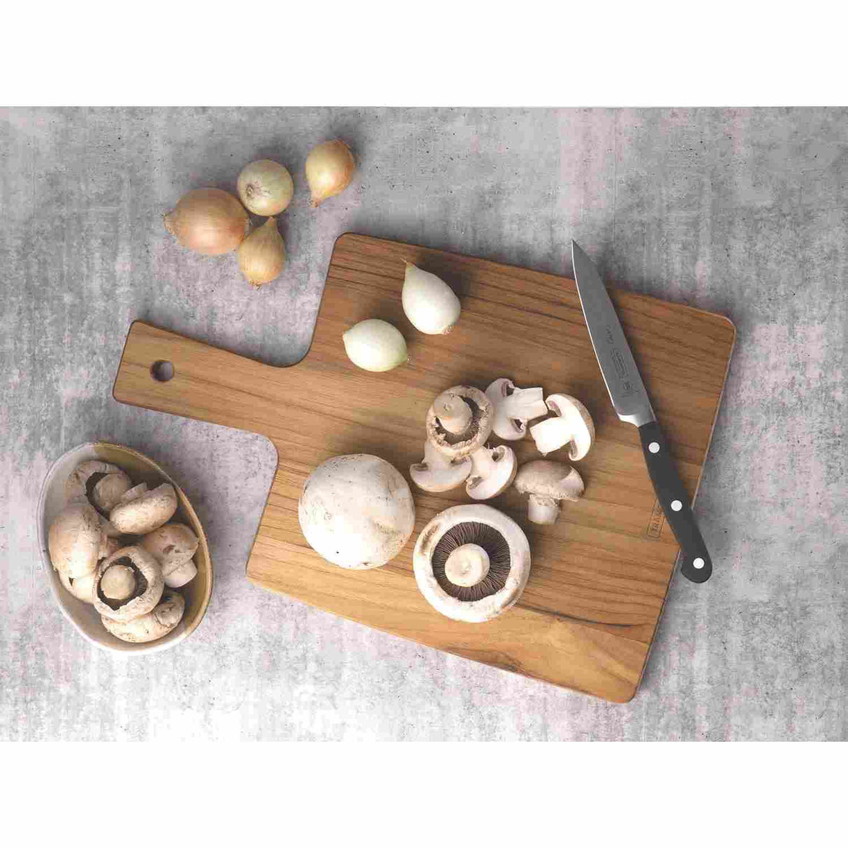 Tabla de Corte Teca 23x34 cm con Mango y Acabado Impermeable - Utensilios y Accesorios | Bylmo