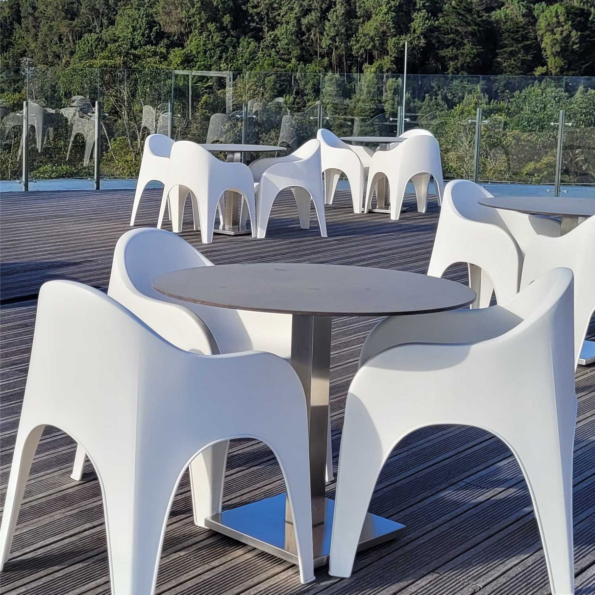 Silla Multipropósito Juga Blanca 65x80cm Moderna y Apilable - Sillas y Butacos | Bylmo