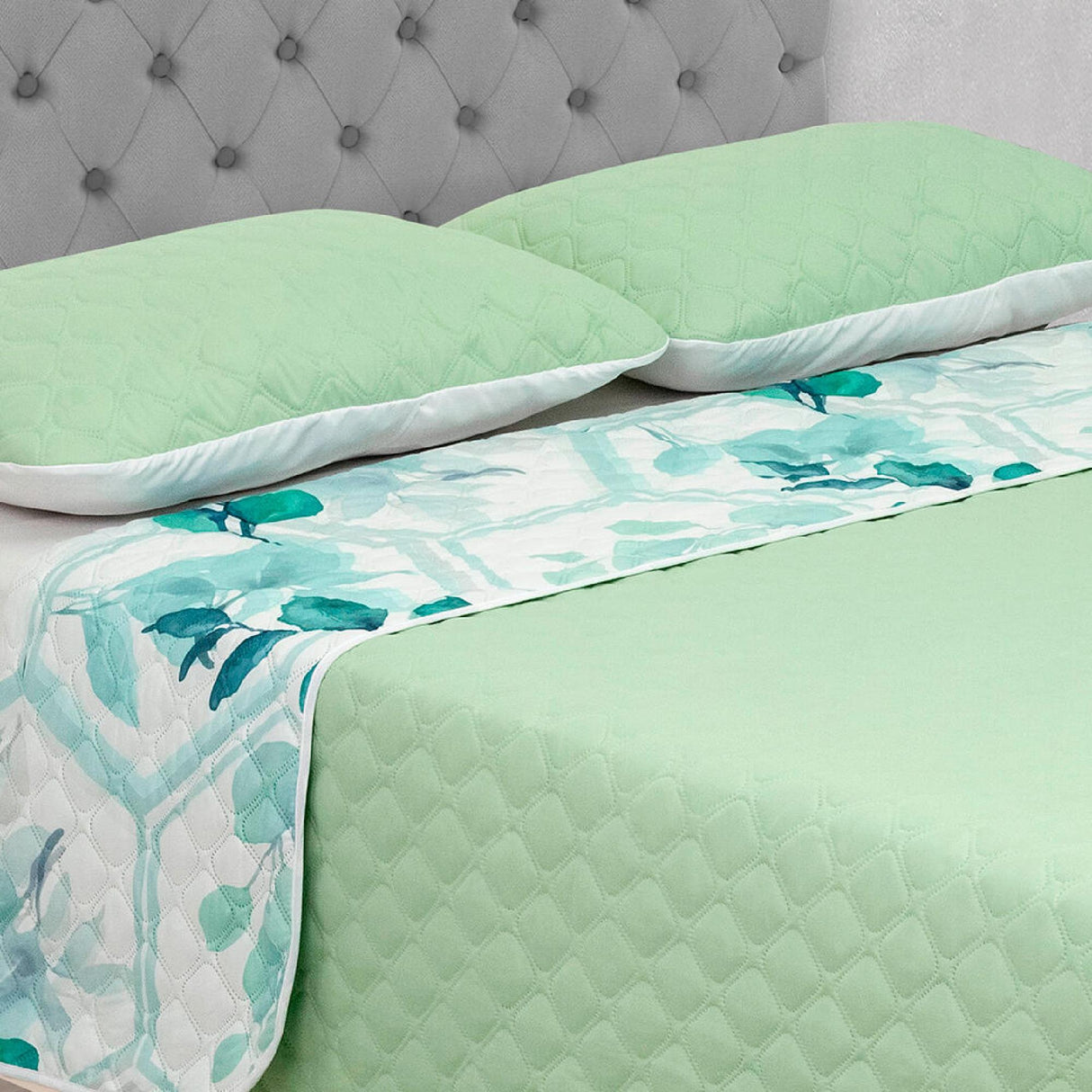 Cubrelecho Doble Faz Barcelona Verde Claro Para Cama King 200 X 200 Cm de Flores - Tendidos y Cubrelechos | Bylmo