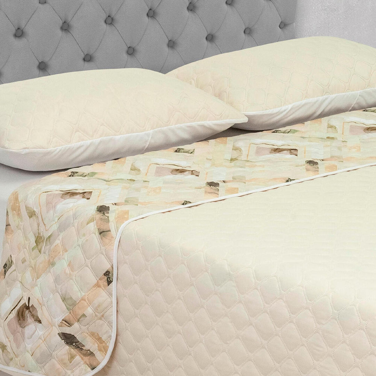 Cubrelecho Doble Faz Barcelona Beige Para Cama King 200 X 200 Cm de Rombos - Tendidos y Cubrelechos | Bylmo