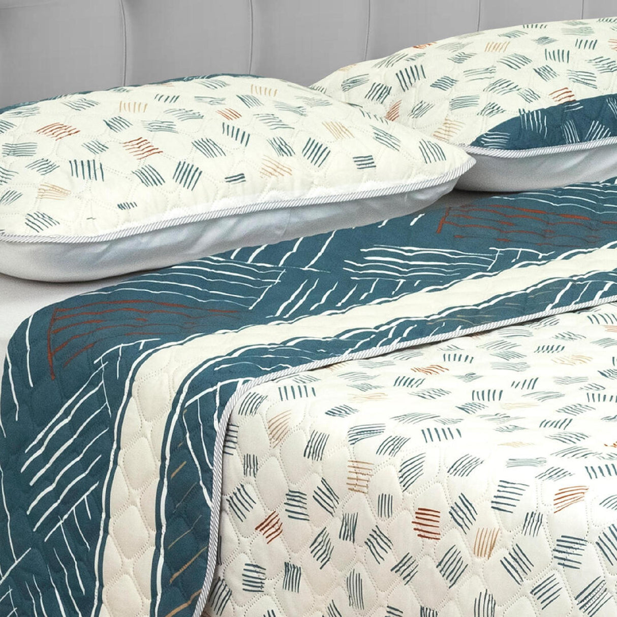 Cubrelecho Doble Faz Style Azul y Blanco Crema Para Cama Queen 160 X 190 Cm de Líneas Entrelazadas - Tendidos y Cubrelechos | Bylmo