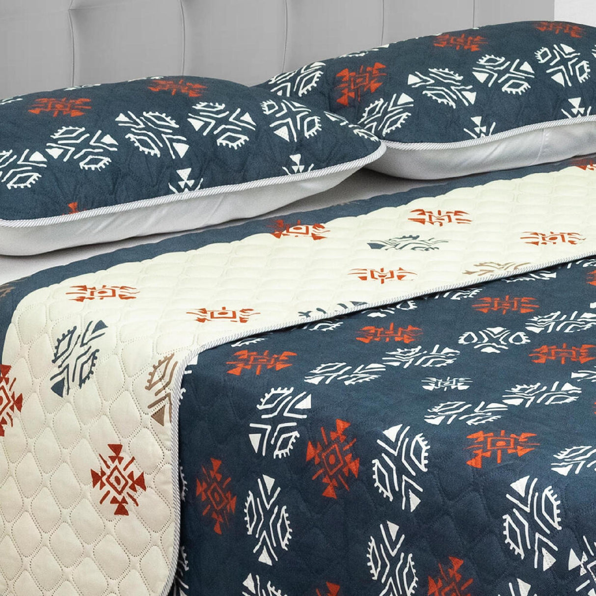 Cubrelecho Doble Faz Style Azul Oscuro Para Cama Queen 160 X 190 Cm de Figuras Étnicas - Tendidos y Cubrelechos | Bylmo