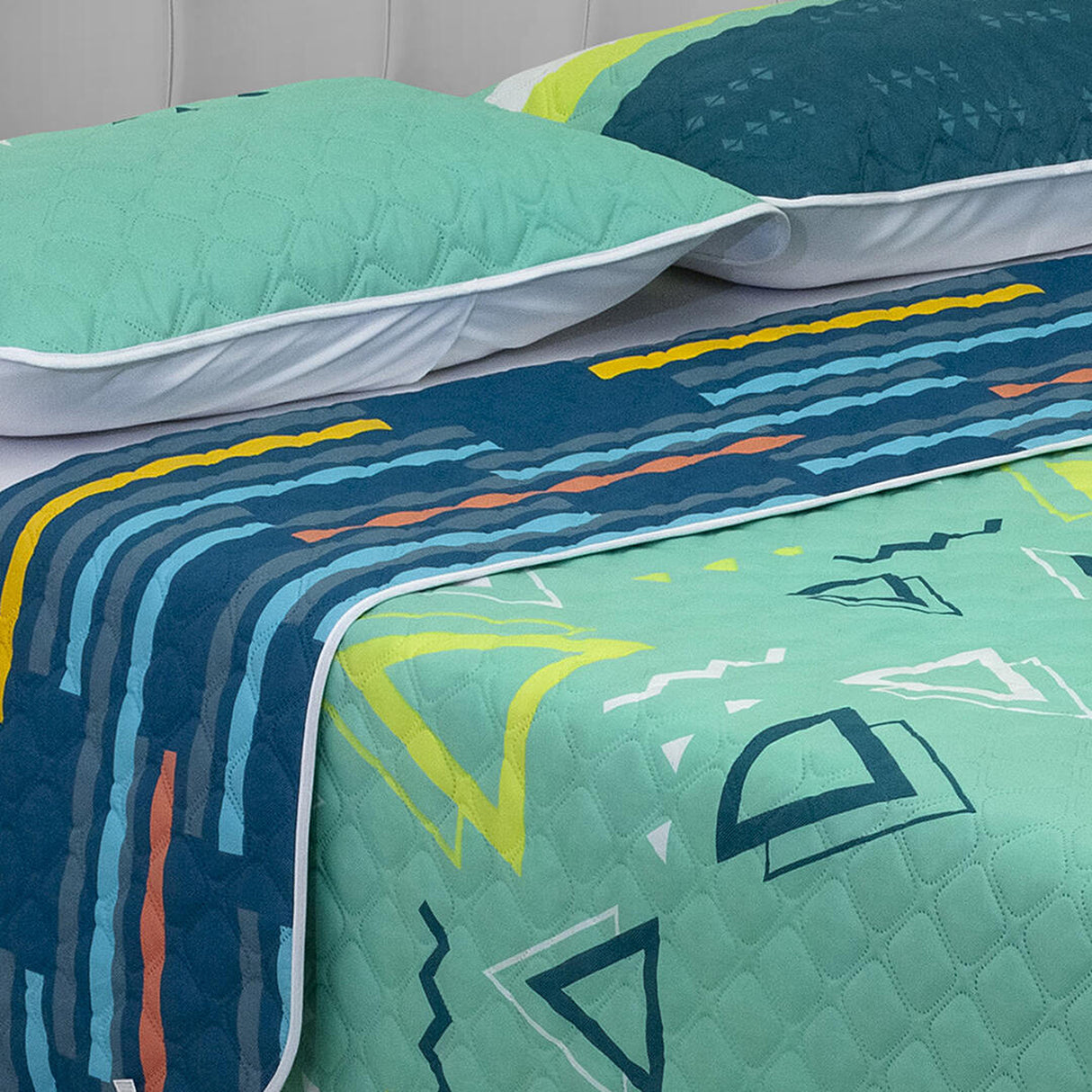 Cubrelecho Termosellado Verde Menta 140x190cm Doble Faz de Triangulos - TENDIDOS Y CUBRELECHOS | Bylmo