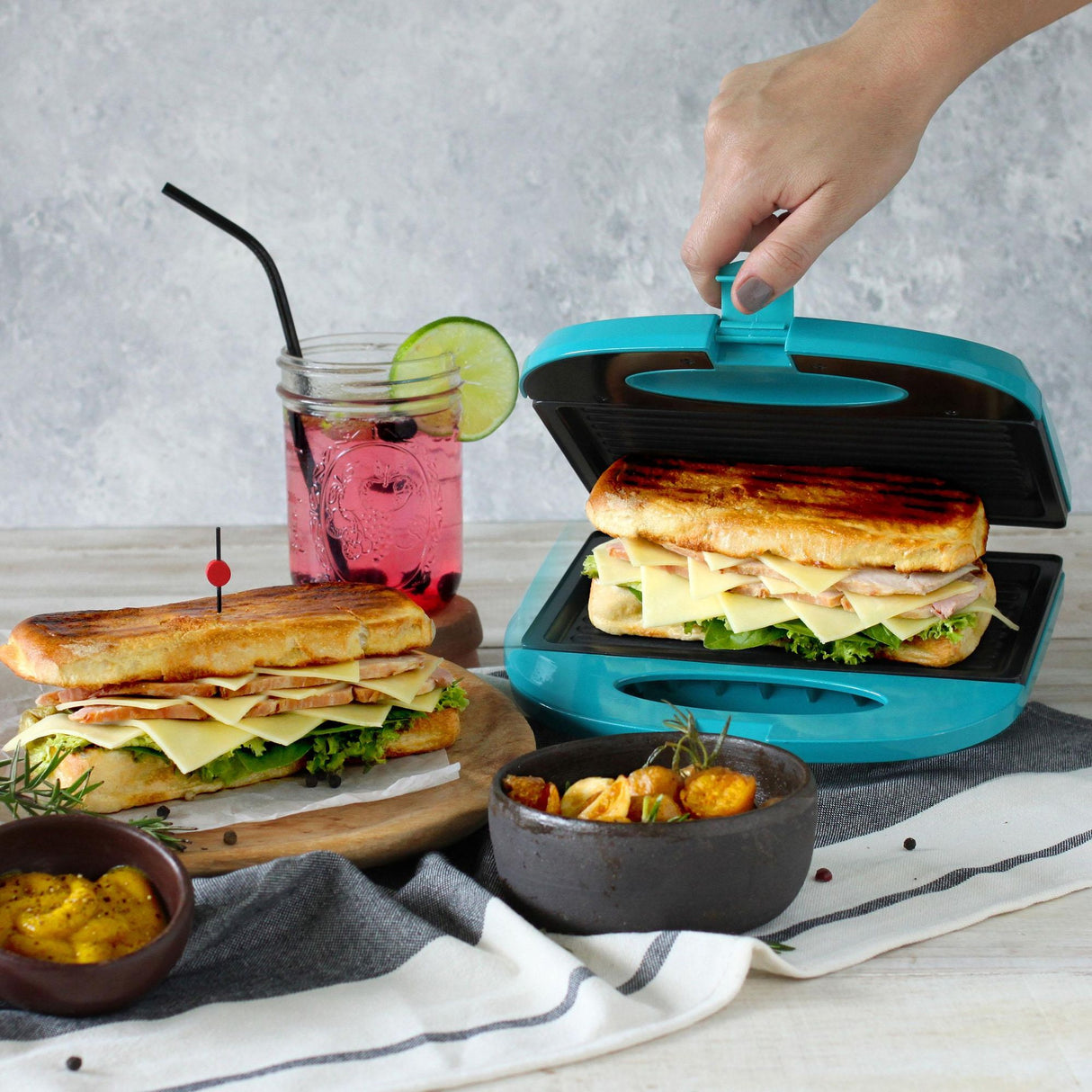 Sanduchera Azul y Negro 21.5x9cm de Dos Puestos Tipo Panini - SANDUCHERAS Y WAFLERAS | Bylmo