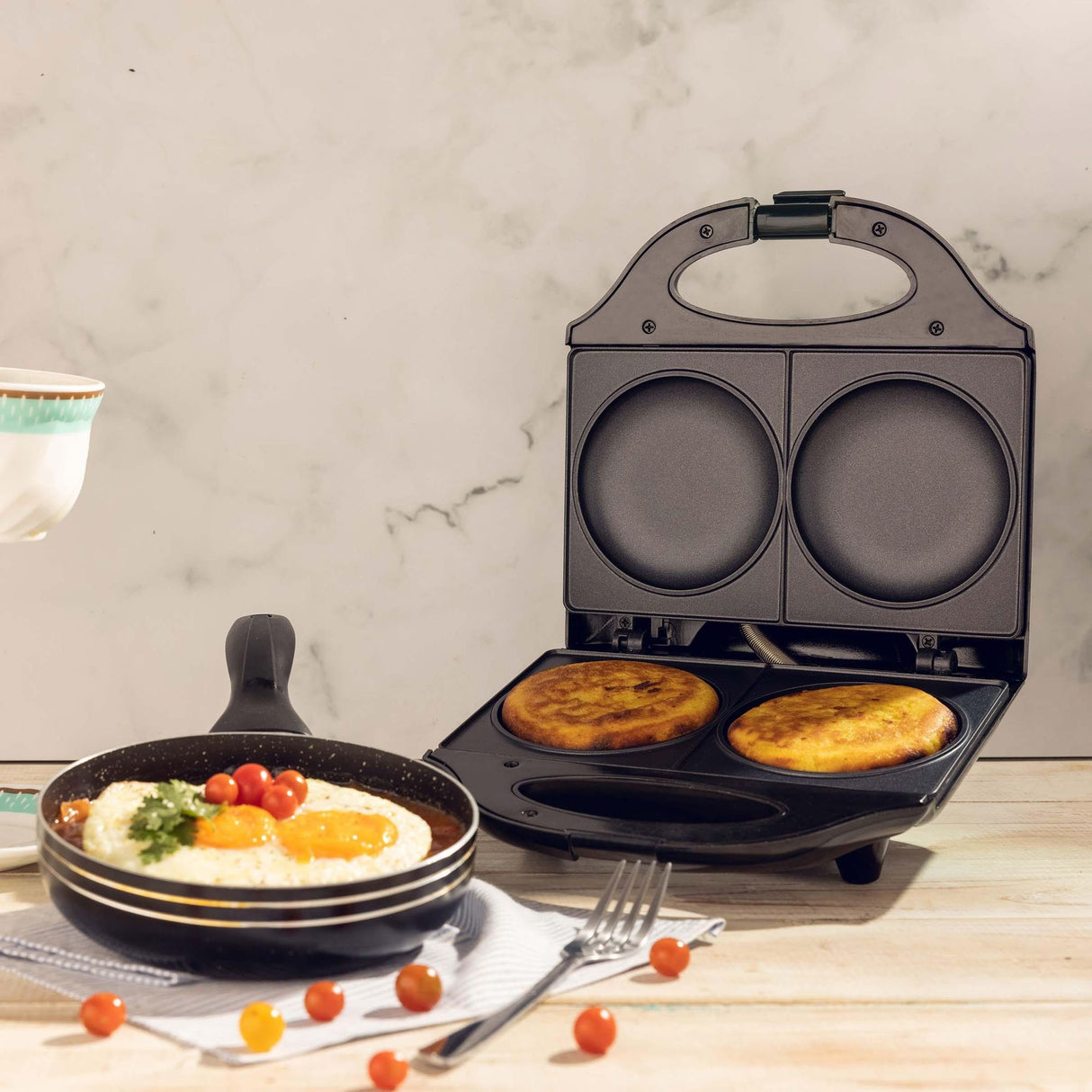 Arepa Maker Negro 21.7x9.3cm de Dos Puestos Circular - SANDUCHERAS Y WAFLERAS | Bylmo