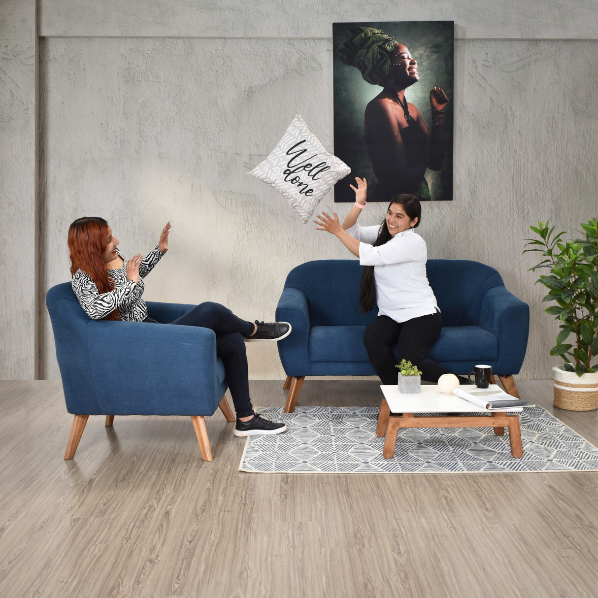 Sala Thor Indigo y Blanco 145x82cm de Tres Puestos con Apoya Brazos y Mesa de Centro - SOFAS Y POLTRONAS | Bylmo