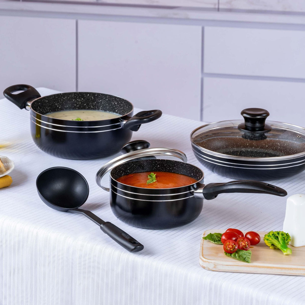 Batería de Cocina Siete Piezas Negro 24x8.2cm De 3.6 Litros Apta para Inducción con Mango de Baquelita - OLLAS Y SARTENES | Bylmo