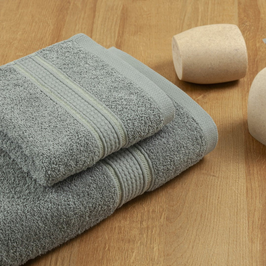 Toalla de Cuerpo Senda Gris Concreto 70x140cm Fondo Entero Extrasuave - TOALLAS | Bylmo