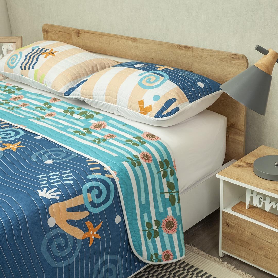 Cubrelecho Verano Eterno Azul y Blanco para Cama Sencilla 100 X 190 Cm Prensado de Flores - TENDIDOS Y CUBRELECHOS | Bylmo