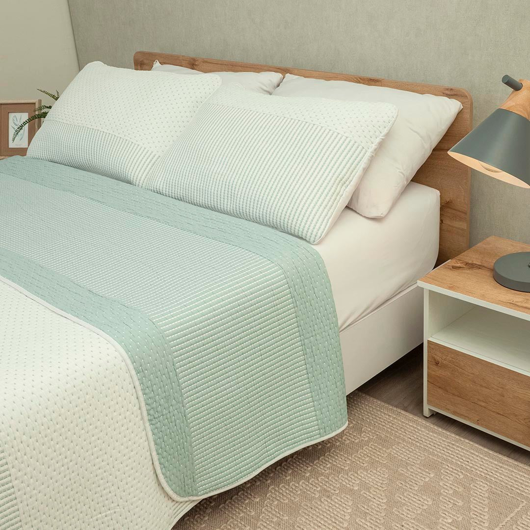 Cubrelecho Doble Faz Trama Verde Arena y Blanco para Cama King 200 X 200 Cm Prensado Fondo Entero - TENDIDOS Y CUBRELECHOS | Bylmo