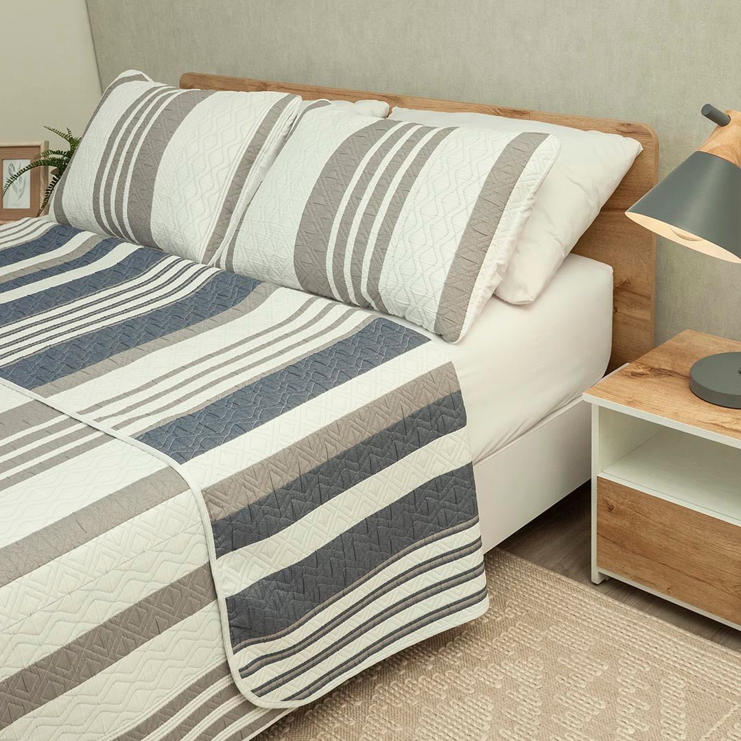 Cubrelecho Doble Faz Trama Gris y Blanco para Cama Queen 160 X 190 Cm Prensado de Lineas - TENDIDOS Y CUBRELECHOS | Bylmo