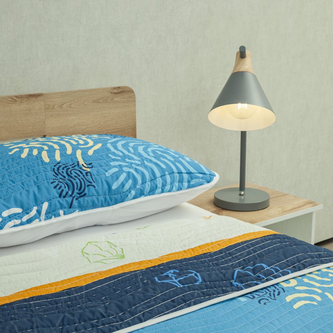 Cubrelecho Versos Cruzados Blanco y Azul para Cama King 200 X 200 Cm Prensado de Lineas Ondulantes - TENDIDOS Y CUBRELECHOS | Bylmo