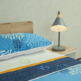 Cubrelecho Versos Cruzados Blanco y Azul para Cama King 200 X 200 Cm Prensado de Lineas Ondulantes - TENDIDOS Y CUBRELECHOS | Bylmo