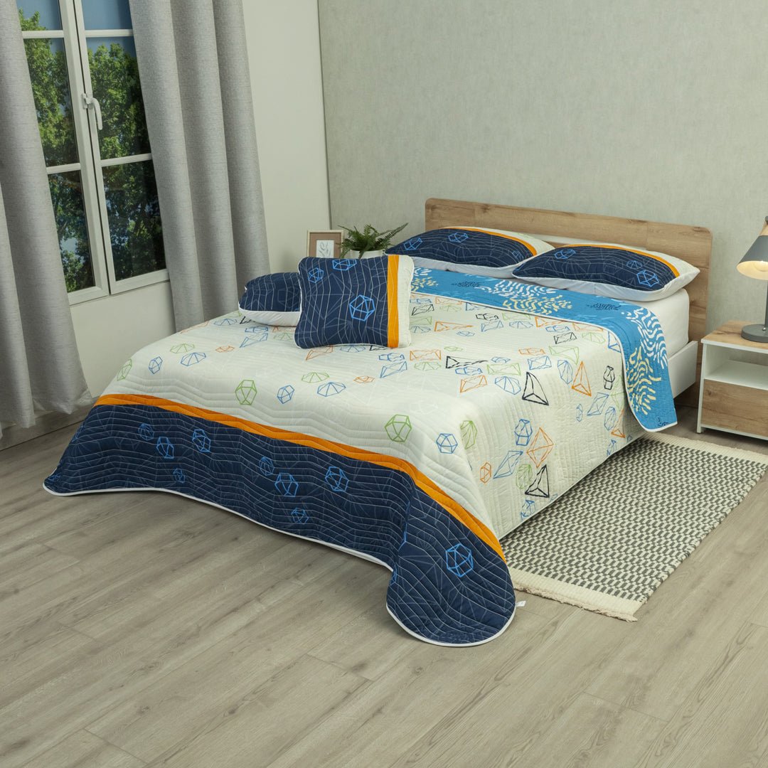 Cubrelecho Versos Cruzados Blanco y Azul para Cama King 200 X 200 Cm Prensado de Lineas Ondulantes - TENDIDOS Y CUBRELECHOS | Bylmo