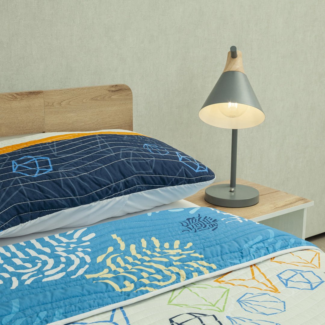 Cubrelecho Versos Cruzados Blanco y Azul para Cama King 200 X 200 Cm Prensado de Lineas Ondulantes - TENDIDOS Y CUBRELECHOS | Bylmo