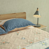 Cubrelecho Doble Faz Style Jardín Beige Claro y Azul Oscuro para Cama Doble 140 X 190 Cm de Hojas Y Flores - TENDIDOS Y CUBRELECHOS | Bylmo