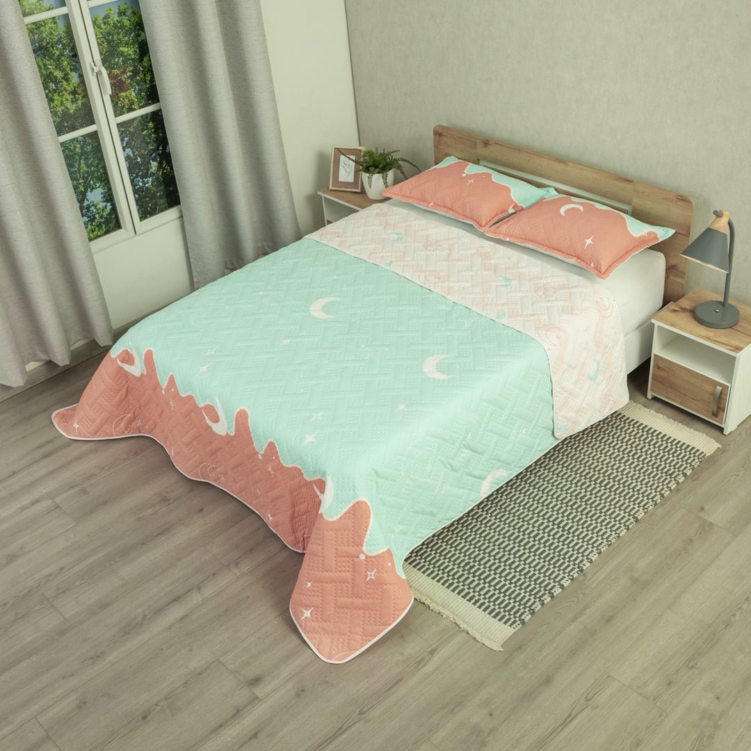 Cubrelecho Doble Faz Style Sueño Lunar Rosado Claro y Naranja Claro para Cama Queen 160 X 190 Cm de Lunas - TENDIDOS Y CUBRELECHOS | Bylmo