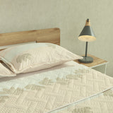 Cubrelecho Doble Faz Style Encanto Pastel Rosa Claro y Blanco para Cama King 200 X 200 Cm de Hojas - TENDIDOS Y CUBRELECHOS | Bylmo