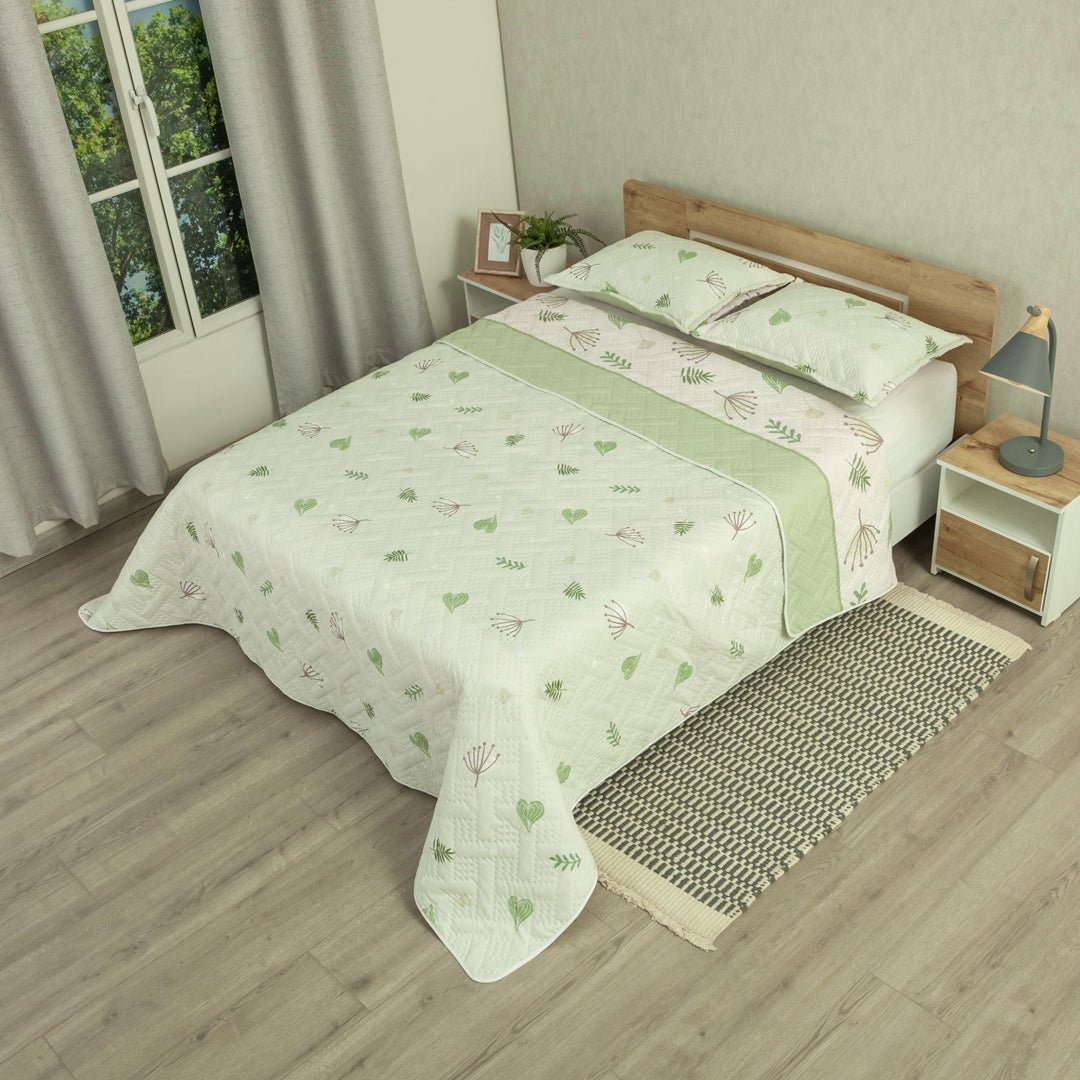 Cubrelecho Doble Faz Style Aura Natural Blanco y Verde Claro para Cama King 200 X 200 Cm de Hojas - TENDIDOS Y CUBRELECHOS | Bylmo