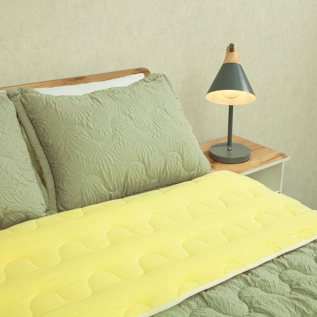Cubrelecho Flora Café Grisáceo para Cama Queen 160 X 190 Cm Fondo Entero - TENDIDOS Y CUBRELECHOS | Bylmo