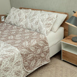 Cubrelecho Doble Faz Trama Café y Blanco para Cama Doble 140 X 190 Cm Prensado de Hojas - TENDIDOS Y CUBRELECHOS | Bylmo