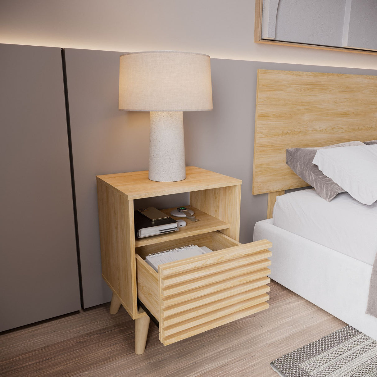 Mesa de Noche Nori Miel 45x63cm con Un Cajón Un Compartimiento y con Patas - MESAS DE NOCHE | Bylmo